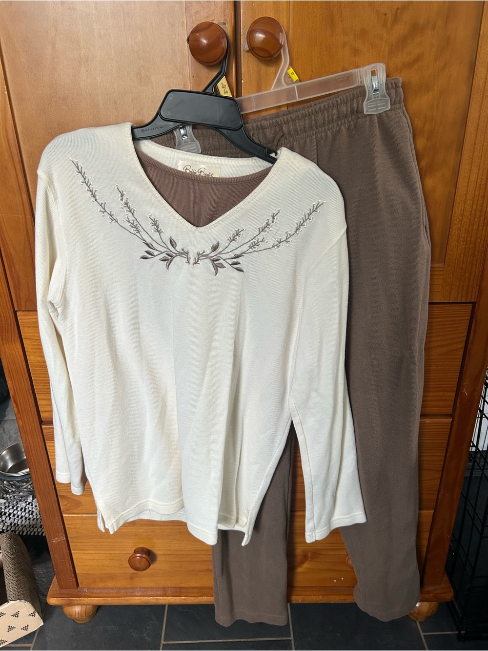 Cozy Vintage Two-Piece Lounge Set in Cream & Brown